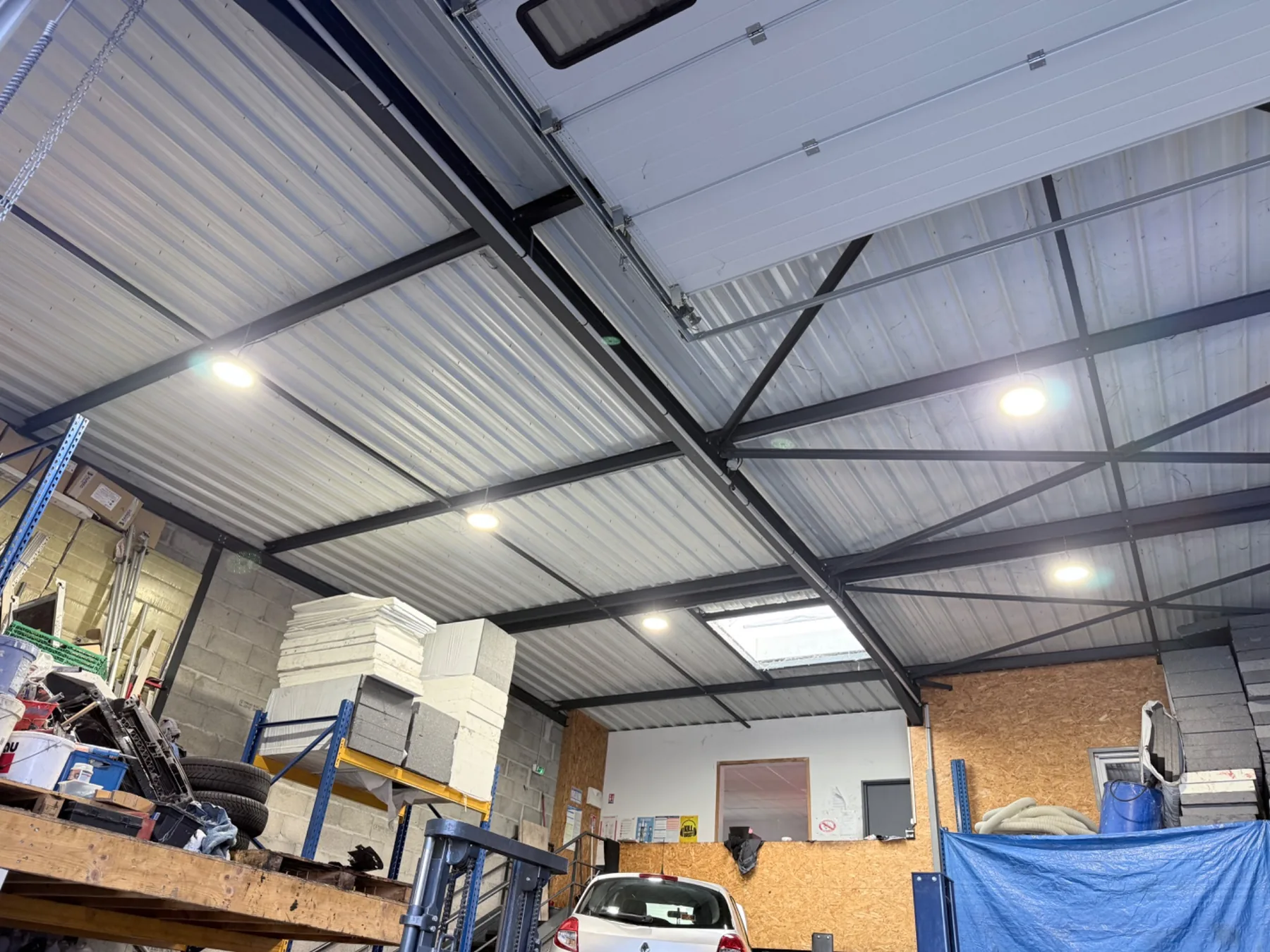 Éclairage LED installé dans un entrepôt professionnel