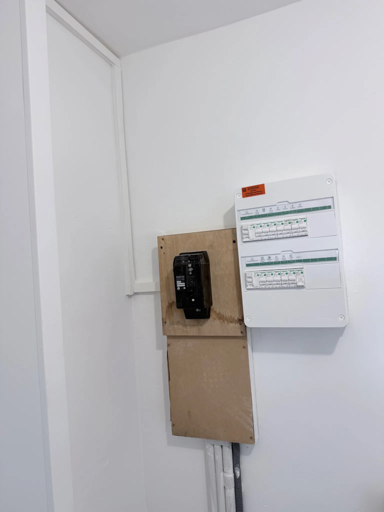 Tableau électrique finalisé dans une pièce rénovée